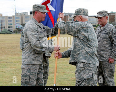 Le samedi, 18 août 2012, le général Manuel 'Tony' Rodriguez prend le commandement de la garde de l'État du Texas, le Général Raymond Peters au Camp Mabry à Austin, Texas. Plus de 2 200 hommes et femmes à servir activement la garde de l'État du Texas, qui est composé de l'armée, aérien, maritime et de composants médicaux. (Photo de la Garde nationale de CW2 Janet Schmelzer/Garde côtière de l'État du Texas). La garde de l'État du Texas Changes 120818-A-ZB630-003 Banque D'Images