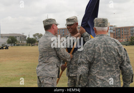 Le samedi, 18 août 2012, le général Manuel 'Tony' Rodriguez prend le commandement de la garde de l'État du Texas, le Général Raymond Peters au Camp Mabry à Austin, Texas. Plus de 2 200 hommes et femmes à servir activement la garde de l'État du Texas, qui est composé de l'armée, aérien, maritime et de composants médicaux. (Photo de la Garde nationale de CW2 Janet Schmelzer/Garde côtière de l'État du Texas). La garde de l'État du Texas Changes 120812-A-ZB630-004 Banque D'Images