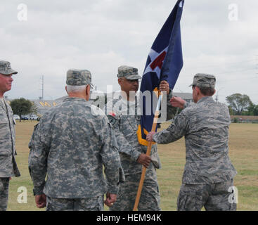 Le samedi, 18 août 2012, le général Manuel 'Tony' Rodriguez prend le commandement de la garde de l'État du Texas, le Général Raymond Peters au Camp Mabry à Austin, Texas. Plus de 2 200 hommes et femmes à servir activement la garde de l'État du Texas, qui est composé de l'armée, aérien, maritime et de composants médicaux. (Photo de la Garde nationale de CW2 Janet Schmelzer/Garde côtière de l'État du Texas). La garde de l'État du Texas Changes 120818-A-ZB630-005 Banque D'Images