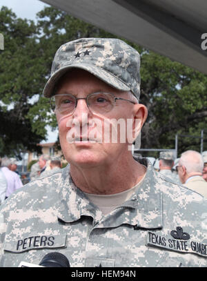 Le Samedi, Août 18, 2012, le Major-général Raymond Peters abandonner passe le commandement de la garde de l'État du Texas au major général Manuel 'Tony' Rodriguez au Camp Mabry à Austin, Texas. Peters a pris le commandement de la garde de l'État du Texas en juillet 2009. Plus de 2 200 hommes et femmes à servir activement la garde de l'État du Texas, qui est composé de l'armée, aérien, maritime et de composants médicaux. (Photo de la Garde nationale de CW2 Janet Schmelzer/Garde côtière de l'État du Texas). La garde de l'État du Texas Changes 120818-A-ZB630-006 Banque D'Images