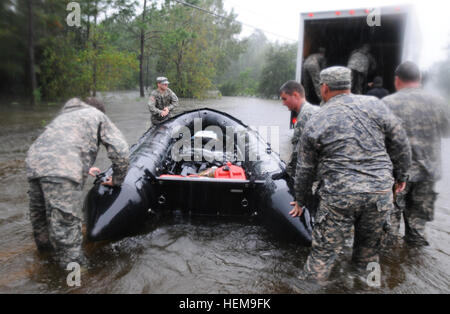 Les membres de Support Compagnie, 2e Bataillon, 20e Groupe des Forces spéciales sont à chercher dans les zones inondées dans la région de Moss Point, Mississippi pour résidents en détresse à la suite de l'ouragan Isaac. Ces soldats et d'autres gardes nationaux du Mississippi ont sauvé plus de 350 personnes au cours des derniers jours dans la région de Jackson, Hancock, et Harrison counties le long de la côte du golfe du Mississippi. Defense.gov reportage photo 120830-A-5589H-314 Banque D'Images