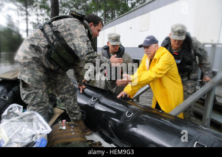 Des soldats américains avec support compagnie, 2e Bataillon, 20e Groupe des forces spéciales de la Garde nationale du Mississippi, recherchez dans les zones inondées dans la région de Moss Point, Mississippi, le 31 août 2012, pour les résidents en détresse à la suite de l'ouragan Isaac. Les soldats ont sauvé plus de 350 personnes dans la région de Jackson, Hancock et Harrison counties le long de la Côte du Golfe. Isaac développé comme une tempête tropicale sur l'ouest de l'Océan Atlantique le 21 août 2012, touchant à Puerto Rico, la République dominicaine, Haïti et Cuba avant qu'il est descendu comme un ouragan sur la côte du golfe du Mexique, aux États-Unis. (U.S. Photo de l'armée par le sergent. Shane Ham Banque D'Images