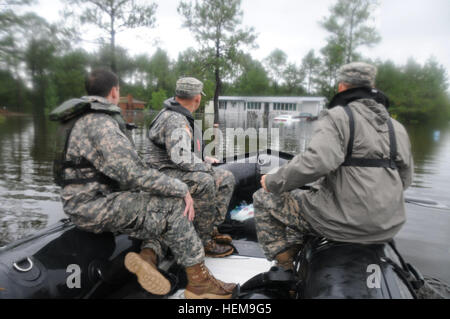 Des soldats américains avec support compagnie, 2e Bataillon, 20e Groupe des forces spéciales de la Garde nationale du Mississippi, recherchez dans les zones inondées dans la région de Moss Point, Mississippi, le 31 août 2012, pour les résidents en détresse à la suite de l'ouragan Isaac. Les soldats ont sauvé plus de 350 personnes dans la région de Jackson, Hancock et Harrison counties le long de la Côte du Golfe. Isaac développé comme une tempête tropicale sur l'ouest de l'Océan Atlantique le 21 août 2012, touchant à Puerto Rico, la République dominicaine, Haïti et Cuba avant qu'il est descendu comme un ouragan sur la côte du golfe du Mexique, aux États-Unis. (U.S. Photo de l'armée par le sergent. Shane Ham Banque D'Images