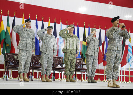 Les membres du parti officiel de l'armée américaine salut Master Sgt. Antonio Giuliano, membre de l'US Army Chorus, chante l'hymne national au cours de l'Afrique du commandement des opérations spéciales (SOCSOUTH) Cérémonie de passation de commandement le 2 octobre 2012, à Homestead Air Reserve Base, en Floride pendant l'événement, de l'Armée de Brig. Le général Sean P. Mulholland a pris le commandement de l'arrière de la Marine Adm. Thomas L. Brown II, qui a servi comme commandant de l'SOCSOUTH depuis septembre 2010. (DoD photo par le Sgt. 1re classe Alex Licea, U.S. Army /libéré) 121002-A-WP252-003 (8056766081) Banque D'Images