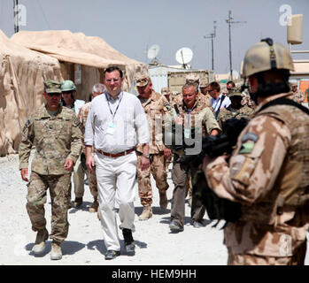 La province de Logar, Afghanistan -- Premier Ministre de la République tchèque, Petr Nečas (droite) est accompagné par le colonel de l'armée américaine Andrew Rohling, commandant de la 173e Airborne Brigade Combat Team, à la base d'opérations avancée Shank, province de Logar, en Afghanistan, le 2 septembre. Nečas a rencontré Rohling après la visite avec l'Équipe provinciale de reconstruction tchèque qui est également basée à la BOA. (U.S. Photo de l'armée par le Sgt. Michael Sword, TF 173 Affaires publiques) République tchèque Le PM visite la queue de FOB 657026 Banque D'Images