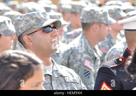 Le Sgt. Cheikh Muhammad, président de meilleures possibilités pour les soldats, assiste à la commémoration du 11 septembre à l'école primaire de la Jordanie de Chester le 11 septembre 2012 à El Paso, au Texas. Plus de 50 soldats avec le programme BOSS a assisté à la cérémonie en l'honneur de ceux qui se sacrifient pour protéger le peuple d'Amérique et d'autres pays. Patron honore les héros américain avec peu patriotes 120911-A-N769-319 Banque D'Images