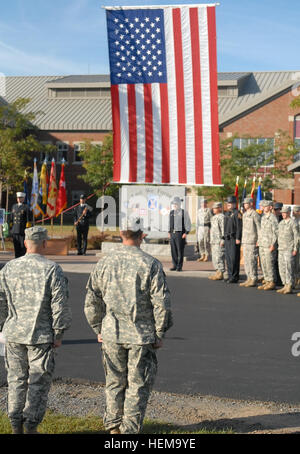 Les soldats et le personnel des services d'urgence au garde à vous pour un moment de silence au cours de la cérémonie de dépôt de gerbes marquant l'anniversaire des attentats du 11 septembre. Fort Drum 11 septembre Cérémonie de dépôt 120911-A-MO557-733 Banque D'Images