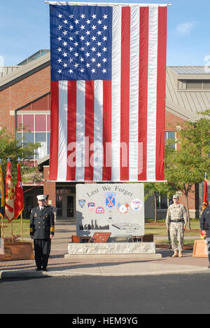 Le drapeau est relevé au-dessus du Mémorial du 11 septembre à Clark Hall le Fort Drum au cours de la cérémonie de dépôt de gerbes marquant l'anniversaire des attentats du 11 septembre. Fort Drum 11 septembre Cérémonie de dépôt 120911-A-MO557-827 Banque D'Images