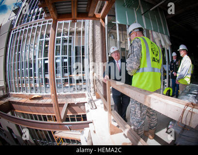 Sous-secrétaire de l'Armée Joseph W. Westphal visite le site de construction d'un nouvel hôpital en cours de construction sur le fort Riley, le 14 septembre 2012, à Fort Riley, Kansas. Le nouvel hôpital sera fort Riley est de plus en plus besoins de soins pour les 40 à 50 ans et emploiera plus de 300 professionnels de la santé supplémentaires pour assurer un niveau supérieur de soins aux patients. Avec le nouvel hôpital un guerrier, complexe de transition une clinique de soins primaires et d'un traumatisme crânien clinique sont en cours de construction sur le fort Riley. Engagé à l'armée de l'excellence universitaire national 120914-A-AJ780-010 Banque D'Images