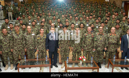 Le ministre afghan de la Défense Bismillah Mohammadi est avec l'Armée nationale afghane sous-officiers à la 9e édition de sergent-major de l'Armée séminaire tenu au Centre de formation militaire de Kaboul à Kaboul, Afghanistan, le 20 septembre. Le ministre a exprimé sa gratitude pour l'appui et sous-officiers les appelant à la fois l'épine dorsale de l'ANA et les gardiens de son honneur. L'Armée américaine photo par le Sgt. Christopher Harper (publié) 120920-A-KO300-836-cropped Banque D'Images