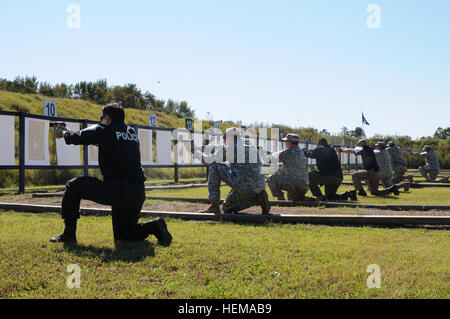 Les agents spéciaux et le personnel d'application de se qualifier sur les armes lors de la formation des services de protection le 24 septembre 2012, dans le cadre de l'Annuel 2012 de l'agent spécial d'entraînement à Maxton, N.C. L'exercice de formation, qui a eu lieu à la Groupe Gryphon's Fort Bragg Centre d'instruction au combat, réunit des agents spéciaux de la Division des enquêtes criminelles, et d'autres membres du personnel dans les domaines militaire et civil de la loi sur la formation sur l'avance de la formation. La formation des services de protection inclus réagissant aux tirs et transporter en toute sécurité un VIP à travers divers scénarios, ainsi que la familiarisation et qualification Banque D'Images