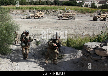 Des soldats américains avec la compagnie Delta, 1er Bataillon (Airborne), 143e Régiment d'infanterie, Task Force, 4-25, Khost Équipe provinciale de reconstruction, de démonter leur contre les mines et les embuscades, véhicule dans un wadi dans le Nadir Shah Kot district, province de Khost, en Afghanistan, le 27 septembre 2012. L'EPR de Khost était en visite à des agriculteurs locaux pour discuter de leurs conditions de croissance et la disponibilité des produits. L'Équipe de reconstruction provinciale 120927-A-PO167-003 Banque D'Images