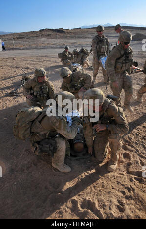 Les soldats de l'armée australienne se préparent à charger un soldat blessé sur un UH-60 Blackhawk lors d'une mission de formation à l'évacuation médicale de base multinationale Tarin Kot, l'Afghanistan, 1 octobre, 2012. Des anges de miséricorde, l'avant du peloton médical de soutien 3 sauve des vies dans l'Uruzgan 121001-A-GM826-124 Banque D'Images