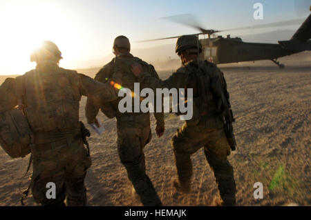 Les soldats de l'armée australienne charger un soldat blessé sur un UH-60 Black Hawk lors d'une mission de formation à l'évacuation médicale de base multinationale Tarin Kot, l'Afghanistan, 1 octobre, 2012. Des anges de miséricorde, l'avant du peloton médical de soutien 3 sauve des vies dans l'Uruzgan 121001-A-GM826-310 Banque D'Images