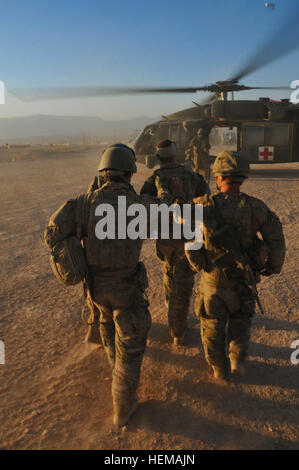 Les soldats de l'armée australienne charger un soldat blessé sur un UH-60 Black Hawk lors d'une mission de formation à l'évacuation médicale de base multinationale Tarin Kot, l'Afghanistan, 1 octobre, 2012. Des anges de miséricorde, l'avant du peloton médical de soutien 3 sauve des vies dans l'Uruzgan 121001-A-GM826-312 Banque D'Images