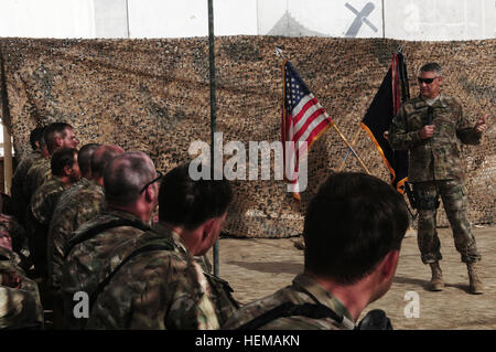 Le Sgt. Le major de l'Armée de Raymond F. Chandler III parle de soldats déployés à partir de la 3e brigade Stryker, 2e Division d'infanterie, à la base d'opérations avancée de Zangabad, le 3 octobre 2012. Chandler est le mieux classé est enrôlé dans l'armée, soldat et visité Zangabad fob dans le cadre d'une visite de parler avec les soldats du Commandement régional (Sud). Le sergent major de l'armée afghane en soldats Visites 121003 hotspot-A-YE732-022 Banque D'Images