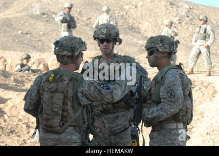 Soldats affectés à la Compagnie Bravo, 4e Bataillon, 31e Régiment d'infanterie, a assuré la sécurité de la Force de sécurité de l'Équipe consultative de l'aide à partir de la 29th Infantry Brigade Combat Team, New York Garde nationale lors d'une mission de formation au Centre National d'entraînement. Avec la force de sécurité supplémentaires disponibles pour regarder pour intention hostile envers les soldats, l'équipe SFAAT est en mesure de se concentrer sur le Conseil de l'ordre civil en Afghanistan la police et les policiers en uniforme l'Afghanistan sur diverses missions. Les forces de sécurité 121003 SFAAT-A-UE632-713 Banque D'Images