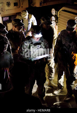 La province de Paktika, Afghanistan - l'armée des États-Unis 1er lieutenant Preston Phan, de Plano, Texas, chef de section de patrouille Route-29, la Compagnie Alpha, 4e Bataillon des troupes spéciales de la Brigade d'infanterie, 4e Brigade Combat Team, 1re Division d'infanterie, donne une brève mission à ses hommes dans les premières heures du matin à la base d'opérations avancée Orgun-E, 9 octobre 2012. RCP-29 a passé trois jours et trois nuits à travailler pour nonstop effacer un itinéraire d'engins explosifs improvisés pour un convoi de l'armée américaine. (U.S. Photo de l'armée par le sergent. Zach Holden, 115e Détachement des affaires publiques mobiles des jalons), US Army rou Banque D'Images