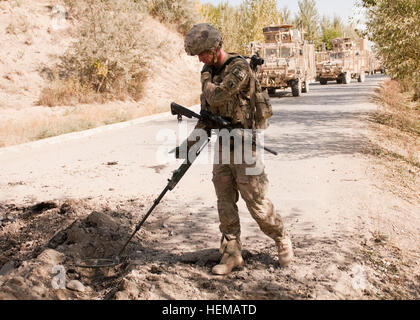 Un ingénieur de l'armée américaine, attaché au 1er Peloton, 102e compagnie de sapeurs, 307e Bataillon du Génie de Combat (Airborne), 20e Brigade d'ingénieur, numérise un trou avec un détecteur de mines après qu'un camion a été frappé par un engin explosif improvisé sur la façon d'avant poste Baraki Barak, le 10 octobre 2012. Premier peloton effacé un itinéraire dans le district de Baraki Barak pour faciliter la circulation des fournitures aux COP Baraki Barak. Montrer la voie 121010 sapeurs-A-GH622-092 Banque D'Images