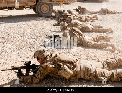 Circuit de l'armée américaine. Daniel Beauchamp (premier plan), un ingénieur attaché au 1er Peloton, 102e compagnie de sapeurs, 307e Bataillon du Génie de Combat (Airborne), 20e Brigade du génie, à Fort Bragg, N.C., tire sur la sécurité pendant une simulation d'évacuation médicale à la base d'opérations avancée Shank, 12 octobre, 2012. Lutter contre les répétitions sont cruciaux au succès de la mission parce qu'ils s'assurer que les soldats sont au courant de ce qu'il faut faire en cas d'une évacuation sanitaire. Sappers répéter pour route cruciale mission 121012-A-GH622-010 Banque D'Images