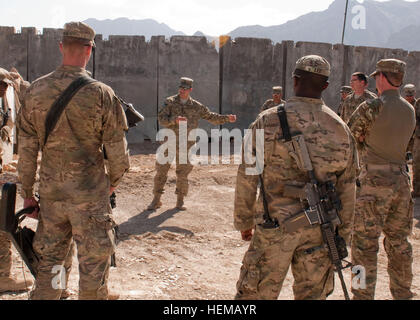 1er lieutenant de l'armée américaine Jesse Carter (au centre), le chef de section pour le 1er Peloton, 102e compagnie de sapeurs, 307e Bataillon du Génie de Combat (Airborne), 20e Brigade du génie, à Fort Bragg, N.C., mémoires membres de son peloton et les soldats de la 173e Airborne Brigade Combat Team, 13 octobre, 2012. Le 102e Le Sapeur et un peloton d'une troupe 1/91 CAV, effectué l'évacuation médicale répétitions pour une route de patrouille de déminage. Sappers répéter pour route cruciale mission 121013-A-GH622-033 Banque D'Images