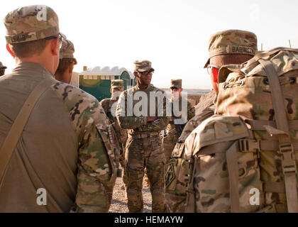 Le Major de l'armée américaine Kenneth Cook, commandant, 102e compagnie de sapeurs, 307e Bataillon du Génie de Combat (Airborne), 20e Brigade du génie, à Fort Bragg, N.C., donne à son équipe un discours de motivation avant qu'ils partent en mission à la base d'opérations avancée Altimur, Octobre 13, 2012. La 102SC a mené, pendant trois jours de patrouille de route pour assurer la sécurité de circulation et à l'avant poste de Charkh. Sappers voie claire pour l'avant poste 121014-A-GH622-036 Banque D'Images