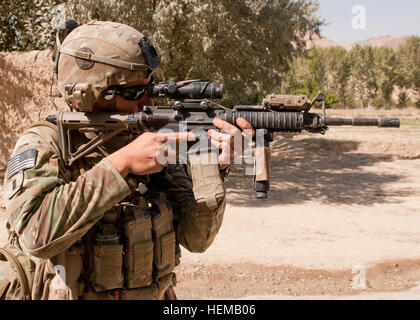 La 1ère Armée américaine, le lieutenant Dominic Basilio regarde vers le bas du cadre de ses M4 carbine tout en offrant la sécurité à l'extérieur Poste de Combat Charkh dans la province de Logar, Afghanistan, le 14 octobre 2012. Basilio est affecté à la 20e Brigade Ingénieur Ingénieur du 307e Bataillon. (U.S. Photo de l'armée par le Sgt. Christopher Bonebrake/libérés) sapeurs voie claire pour l'avant poste 121014-A-GH622-029 Banque D'Images