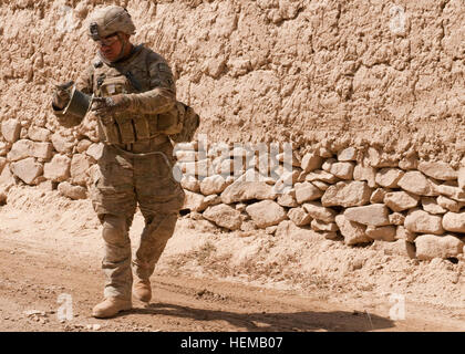 Le sergent de l'armée américaine. Mauluga Misioka, un chef d'équipe, attaché au 2e Peloton, 102e compagnie de sapeurs, 307e Bataillon du Génie de Combat (Airborne), 20e Brigade du génie, à Fort Bragg, N.C., exécute une ligne de détonation près de cordon avant poste Charkh, Octobre 14, 2012. Deuxième Platoon a trouvé une mine antichar dans le milieu de la route et il fait exploser la mine après le déménagement dans un endroit plus sûr. Sappers voie claire pour l'avant poste 121014-A-GH622-045 Banque D'Images