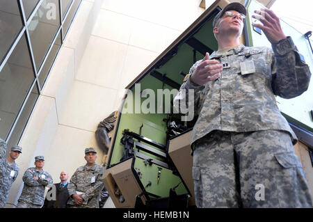 L'ambulance Humvee M997A3 est présentée au Centre de préparation de la Garde nationale de l'armée, à Arlington, en Virginie. Le véhicule fournit un soutien médical amélioré, une transmission améliorée, un intérieur et un éclairage améliorés, et un stockage accru pour le matériel médical pour les opérations en temps de paix et en temps de guerre. Banque D'Images
