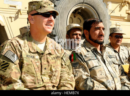 De gauche à droite, le Brig. Le général Chris Hughes, le commandant général adjoint de manœuvre du Commandement régional (Sud), et le général Afghan Tashfir Khan, commandant de la 3e Zone Police des frontières, participer à un risque d'explosion en cours de réduction des diplômes à l'Camp Hero, l'Afghanistan le 22 octobre 2012. 29 Police des frontières diplômée de l risque d'explosion en cours de réduction 121022-A-VC646-057 Banque D'Images