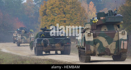 HOHENFELS, Allemagne - un convoi de chars américains et allemands de forces opposées se préparent à participer à la formation des unités du 2e régiment de cavalerie au cours d'une bataille sur Hohenfels Domaine de formation, dans le cadre de la sortie de sabre, le 25 octobre. Jonction de sabre est une commune de grande envergure, multinationales, événement de formation militaire avec des soldats américains et plus de 1 800 forces multinationales. (Photo par le sergent. Brooks Fletcher, de l'armée américaine des affaires publiques de l'Europe) Sabre Junction 2012 - forces opposées Banque D'Images