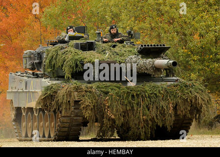 Une armée allemande Leopard II tank, affecté à la 104e Bataillon, se déplace dans le centre de préparation multinationales conjointes au cours de Sabre Junction 2012 à Hohenfels, Allemagne, le 25 octobre. L'ARMÉE AMÉRICAINE L'Europe trains de jonction sabre d'exercice personnel américain et 1800 partenaires multinationaux de 18 pays assurant l'interopérabilité multinationale et d'un agile, prêt de la force de la coalition. (U.S. L'Europe de l'armée photo par Markus Spécialiste de l'information visuelle/Rauchenberger) Parution Leopard 2A6, PzBtl 104 Banque D'Images