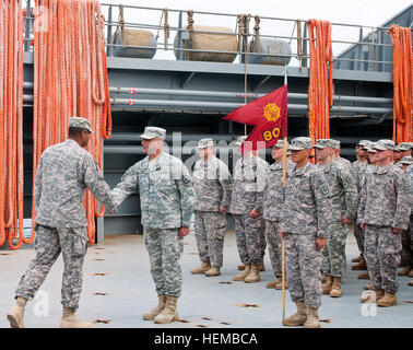 Général commandant la 3e armée de l'armée américaine, le général Central Vincent K. Brooks s'est rendu à bord de l'USAV des soldats, le général Robert Smalls (LSV-8) à la base navale de Koweït, Koweït, Octobre 27. Brooks a pris un peu de temps pour parler de la future réserve de l'armée de mer du détachement de transport 805 Tacoma, Washington 'le travail qui est fait par notre armée de motomarines est très important, dit Brooks. 'Vous êtes des héros méconnus, vous le faire se produire après le temps et vous nous rendent fiers." (U.S. Photo de l'armée par le sergent. Peter J. Berardi, 316e Commandement de soutien expéditionnaire ()) Le lieutenant général Brooks visites avec l'équipage de Banque D'Images