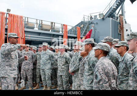 Général commandant la 3e armée de l'armée américaine, le général Central Vincent K. Brooks s'est rendu à bord de l'USAV des soldats, le général Robert Smalls (LSV-8) à la base navale de Koweït, Koweït, Octobre 27. Brooks a pris un certain temps pour parler à la réserve de l'Armée sortant de navigateurs la 548ème Détachement de transport Joint Base Harbor-Hickam Pearl, Washington. 'Le travail qui est fait par notre armée de motomarines est très important, dit Brooks. 'Vous êtes des héros méconnus, vous le faire se produire après le temps et vous nous rendent fiers." (U.S. Photo de l'armée par le sergent. Peter J. Berardi, 316e Commandement de soutien expéditionnaire ()) Le lieutenant général Brook Banque D'Images