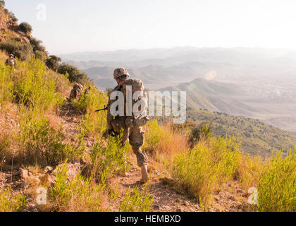 La province de KHOWST, Afghanistan - l'armée américaine de la CPS. Zachary Clapp, infirmier attaché au 1er peloton, Compagnie B, 3e bataillon du 187e Régiment d'infanterie, 3e Brigade Combat Team, 101st Airborne Division (Air Assault), monte au sommet de Big Gherghara dans le district de Sabari, Novembre 8, 2012. 1ère Plt. grimpé les quelque 5 000 pieds de montagne pour mener un leader clé engagement avec les membres de la tribu Arbaki, une milice locale du district de Bak. (U.S. Photo de l'armée par le Sgt. Christopher Bonebrake, Mobile 115e Détachement des affaires publiques) Rakkasans conquérir la montagne à fournir cartel 121108-A-GH622-098 Banque D'Images