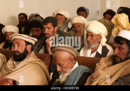 Les aînés et les résidants de Ahmed Kheyl écouter district District Gouverneur Zwani Khan comme il parle lors de la validation de la police locale afghane shura tenue au centre du district d'Ahmed Kheyl Paktiya en province, le 10 novembre. Compléter les efforts de contre-insurrection de l'ALP, en aidant les zones rurales avec peu de présence des forces de sécurité nationale afghanes, afin de permettre aux conditions de l'amélioration de la sécurité, de la gouvernance et du développement. ( U.S. Army photo par le Sgt. Cameron Christensen/libérés) ALP shura validation 121110-A-ZD368-018 Banque D'Images