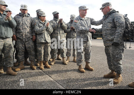 Le Sgt commande. Le major Brunk Conley, sergent-major de commandement de l'Armée de la Garde nationale, serre la main d'un soldat de la compagnie de transport à 719th Floyd Bennett Field à Brooklyn, N.Y., tout en lui remettant la médaille du sergent-major de l'Armée Garde côtière canadienne en reconnaissance du travail de l'ensemble de l'unité dans le cadre d'opérations de secours de l'Ouragan Sandy Jeudi, 15 novembre 2012. Conley était à New York rencontre avec des soldats dans un certain nombre de régions touchées par Sandy comme un moyen de mieux comprendre les besoins et les défis des soldats sur le terrain. (U.S. Photo de l'armée par le Sgt. 1re classe Jon Banque D'Images