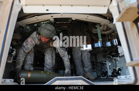 121114-A-CJ112-507FORT HOOD, Texas - SPC. William Compeau, cannoneer avec Btry. B, 3-82 FA Regt., 2ème, 1ère BCT Cav. Div., assure un haut pouvoir explosif 155mm ronde avant de commencer une mission de tir au cours de la FA 3-82 Regt.'s, 2e, 1re BCT Cav. L'artillerie de la Division de l'exercice de tir réel ici, le 14 novembre. (Photo par le Sgt. Quentin Johnson, 2BCT, 1st Cav Div PAO)  %  %  %  %  %  %  % %E2 % % % % % % % %80 % % % % % % % %98Dragons Rouges  % % % % % % % %E2 % % % % % % % %80 % % % % % % % %99 tir commence avec un bang 121114-A-CJ112-507 Banque D'Images