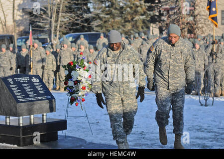 L'armée américaine le colonel Morris Goins (droite), commandant de la 4e Brigade Combat Team (Airborne), 25e Division d'infanterie, et le Sgt Commande. Le Major Terry Gardner, le Spartan Brigade hauts enrôlés à pied du nouveau monument commémoratif après avoir payé leurs respects au Joint Base Elmendorf-Richardson, Alaska, le 16 novembre 2012. La cérémonie a eu lieu en l'honneur de l'armée déchue de la brigade de parachutistes spartiate perdu dans leur récent déploiement au cours de l'opération Enduring Freedom XII - XIII. (Photo par le Sgt. 1re classe Jason Epperson) Spartiates honneur tombé avec monument 784646 Banque D'Images