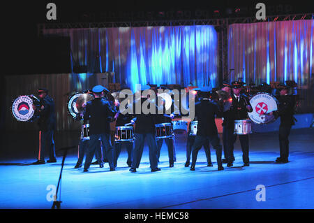 Musiciens soldat de l'armée américaine Pacific Groupe au célèbre Nippon Budokan concert Hall à Tokyo le 17 novembre. 9 membres de la bande armée en Alaska, 8ème bande armée en Corée et la 25e Division d'infanterie à Hawaii de la bande s'est joint à l'Armée américaine au Japon pour former une bande de 67 membres fanfare, surnommé l'armée américaine de la bande du Pacifique. Alagueha «' 121117-A-S616-002 Banque D'Images