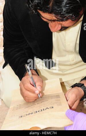 Hejratullah Zaheer, procureur, étiquettes correctement les éléments de preuve recueillis sur les cas d'homicide le 21 novembre 2012, à base de Tarin Kot Multi National, en Afghanistan. (U.S. Photo de l'armée par le Sgt. 1st. Gualdarama Theresa classe ISAF) améliore le système judiciaire en Afghanistan 121121-A-PI315-298 Banque D'Images