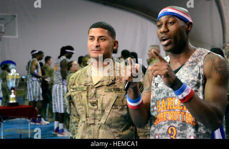 Le sergent de l'armée américaine. Garcia-Hernandez Joriann avec la 427e Brigade Support Company, New York Army National Guard de Syracuse, N.Y., retrouve son ami de l'école secondaire et maintenant célèbre Harlem Globetrotter 'Firefly' Fisher à Bagram, en Afghanistan, l'Air le 28 novembre 2012. (U.S. Photo de l'armée par le sergent. David J. Overson, Mobile 115e Détachement des affaires publiques) HARLEM GLOBETROTTERS rebondir grâce à Bagram 121128-A-RW508-005 Banque D'Images