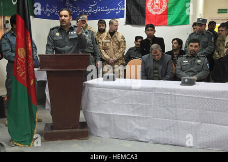 La Police en uniforme afghane (AUP) Commandant Bashir se prépare à des nouveaux policiers au cours d'une police locale afghane (ALP) et à l'obtention du diplôme de la PUA de la Police nationale afghane centre de formation à base d'opération avancée Shank, le 28 novembre 2012, dans la province de Logar, en Afghanistan. Après des semaines de formation, les policiers sont officiellement prêté serment dans les forces de police pour protéger et servir la population de leur communauté. (U.S. Photo de l'armée par la CPS. Alexandra Campo/libérés) ALP-PUA diplôme 121128-A-RT803-058 Banque D'Images