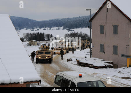 Les soldats de l'Armée américaine à partir de la 541e compagnie du génie mener une patrouille dans une ville au cours d'un exercice d'entraînement situationnel (STX) au Centre de préparation interarmées multinationale à Hohenfels, Allemagne, 5 décembre 2012. La STX est conçu pour préparer et former les forces multinationales américaines et d'une évacuation sanitaire et d'itinéraire dans le cadre des opérations de déminage en Afghanistan environnement opérationnel. (U.S. Photo de l'armée par la CPS. Ryan W. Livingston/libérés) 541e compagnie du génie de l'exercice formation situationnelle 121205-A-UZ726-001 Banque D'Images