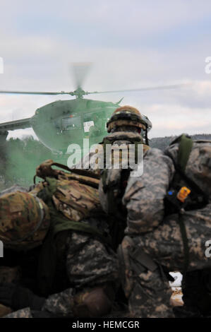 Les soldats de l'Armée américaine à partir de la 541e compagnie du génie d'évacuation médicale attendent comme un UH-72 Lakota terres pendant un exercice d'entraînement situationnel (STX) au Centre de préparation interarmées multinationale à Hohenfels, Allemagne, 5 décembre 2012. La STX est conçu pour préparer et former les forces multinationales américaines et d'une évacuation sanitaire et d'itinéraire dans le cadre des opérations de déminage en Afghanistan environnement opérationnel. (U.S. Photo de l'armée par la CPS. Ryan W. Livingston/libérés) 541e compagnie du génie de l'exercice formation situationnelle 121205-A-UZ726-007 Banque D'Images