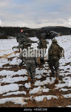 Les soldats de l'Armée américaine à partir de la 541e compagnie du génie transporter une victime simulée d'un UH-72 Lakota au cours d'un exercice d'entraînement situationnel (STX) au Centre de préparation interarmées multinationale à Hohenfels, Allemagne, 5 décembre 2012. La STX est conçu pour préparer et former les forces multinationales américaines et d'une évacuation sanitaire et d'itinéraire dans le cadre des opérations de déminage en Afghanistan environnement opérationnel. (U.S. Photo de l'armée par la CPS. Ryan W. Livingston/libérés) 541e compagnie du génie de l'exercice formation situationnelle 121205-A-UZ726-009 Banque D'Images