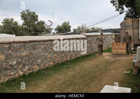 La CPS de l'armée américaine. Christopher Carden emplacements un fer à cheval tandis que la FPC. Gary Porter regarde le jeu à l'autre extrémité de la fosse sur une base d'opérations avancée, Shinwar province de Nangarhar, Afghanistan, le 10 décembre 2012. Carden et laïcs sont au service de 1er Bataillon, 327e Régiment d'infanterie, 1e Brigade Combat Team, 101st Airborne Division (Air Assault). (U.S. Photo de l'armée par la CPS. Jenny Lui/libérés) Fers 121210-A-TT389-064 Banque D'Images