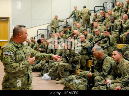 Le Sgt commande. Le Major Russell K. Reimers, sergent-major de commandement de la 1re Brigade, 1st Armored Division, donne un exposé aux soldats de la 1re Brigade, 1st Armored Division avant qu'ils montent à bord de l'avion pour partir en Afghanistan. Prêt premiers soldats partent pour l'Afghanistan 121212-A-DU849-001 Banque D'Images