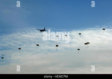 Des soldats américains de la 5e (5e détachement du Quartier-maître QM), 21e de soutien du théâtre américain et commande Inscrivez-vous des aviateurs parachutistes de l'Allemagne, l'Espagne, les Pays-Bas et la Pologne sur un saut d'une U.S. Air Force C-130 Hercules au cours de la 5ème de la quatrième opération annuelle QM Toy Drop 13 décembre 2012, à Alzey, Allemagne. Au cours de l'événement, les troupes ont sauté de l'avion pour gagner des ailes de saut après avoir fait don de jouets à l'effort. Les jouets ont été programmées pour être distribués aux enfants des militaires dans la communauté militaire de Kaiserslautern. (U.S. Photo de l'armée par Elisabeth Paque) 5e 4e UN QM Banque D'Images