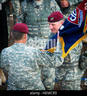 82e Brigade d'aviation de combat, le colonel commandant T.J. Jamison quitte la brigade des couleurs aux XVIII Airborne Corps commandant le général de brigade Daniel Allyn durant la cérémonie de passation de commandement, le grand brochet, 13 déc. Jamison a remis le commandement de la Brigade Pegasus au Colonel Michael Musiol. Récemment revenus d'Afghanistan, la 82e CAB a battu tous les records de vol à temps dans chaque catégorie au cours de leur déploiement d'un an à Command-East régional. Musiol va maintenant transformer la brigade à une maniabilité unité capable de déployer n'importe où dans le monde pour un large éventail de missions sur de très Banque D'Images